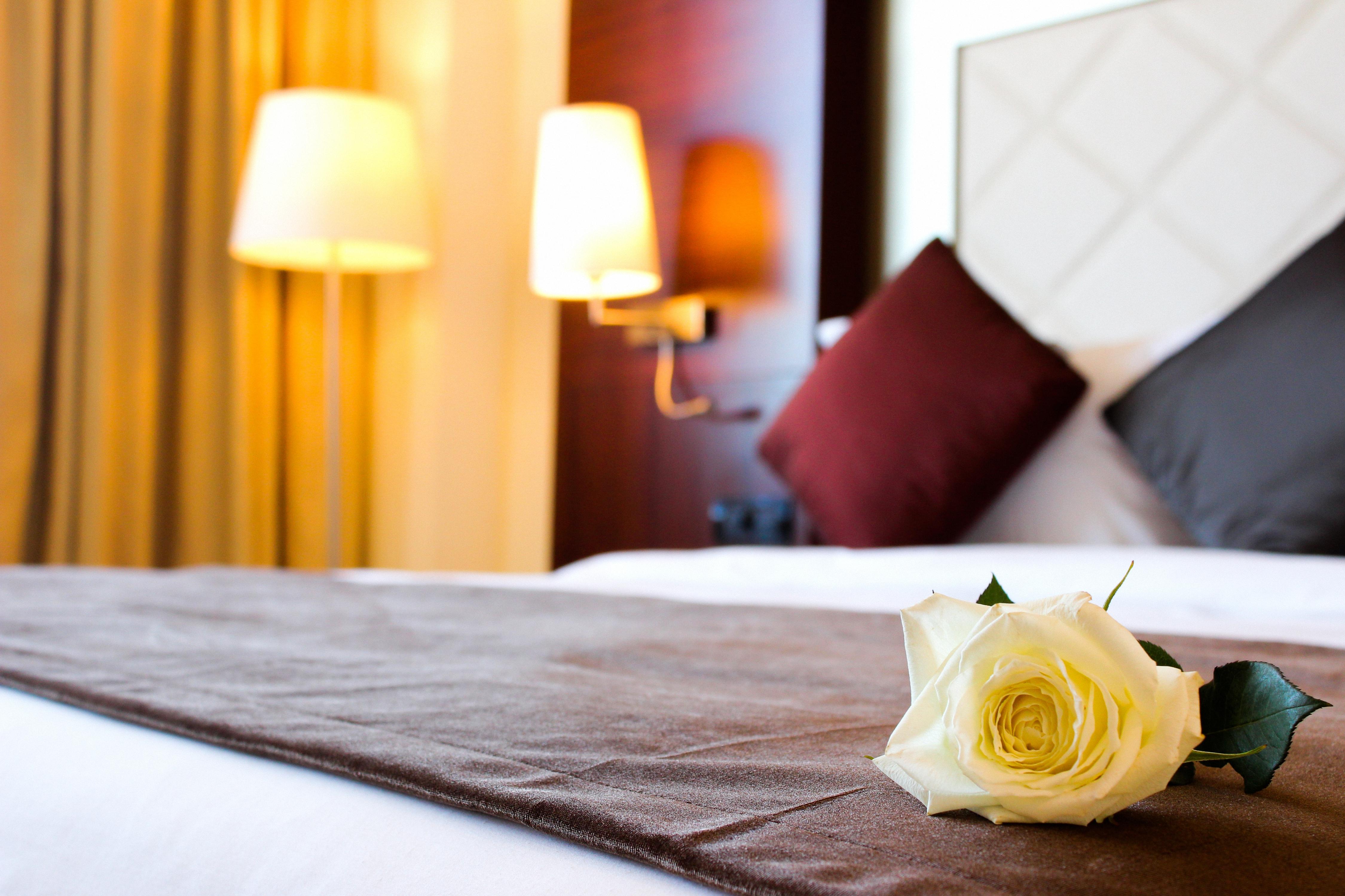 Grand Mogador City Center Casablanca Exterior foto A rose on a bed