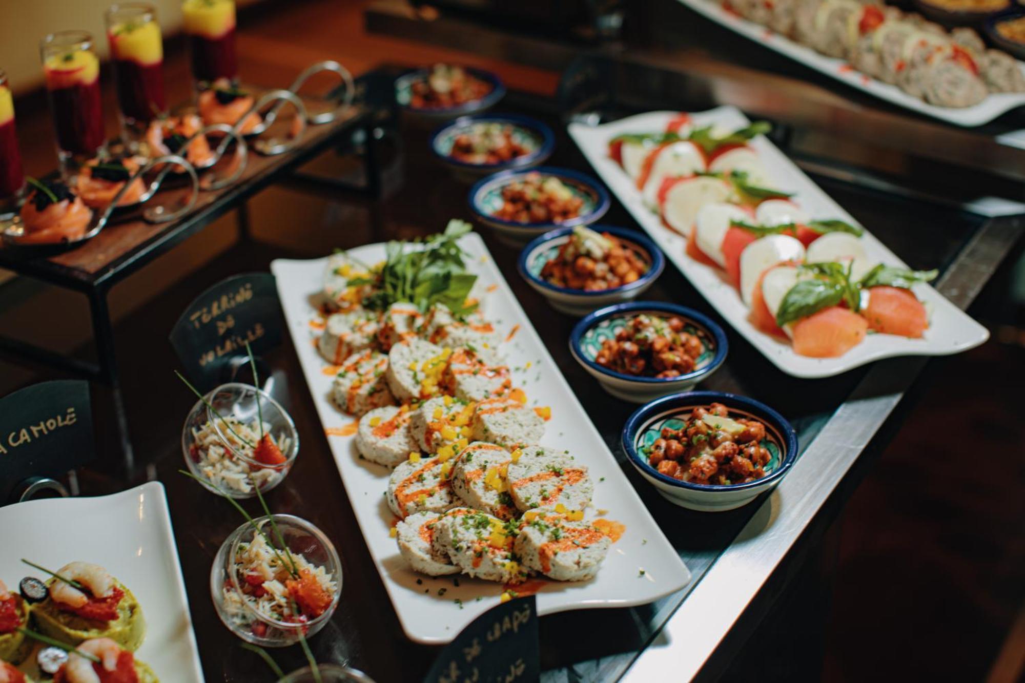 Grand Mogador City Center Casablanca Exterior foto Sushi at a buffet
