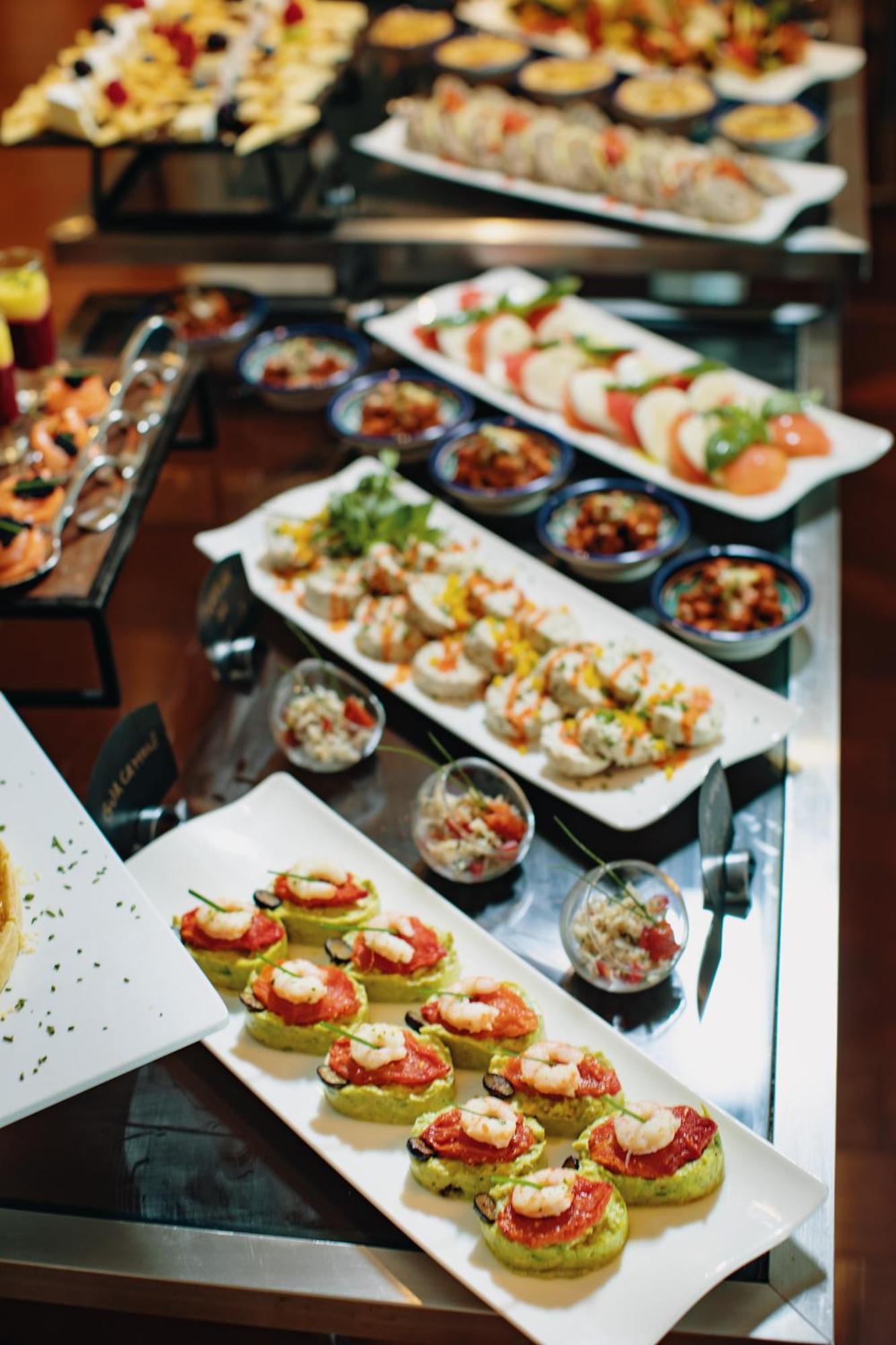 Grand Mogador City Center Casablanca Exterior foto A buffet of various salads