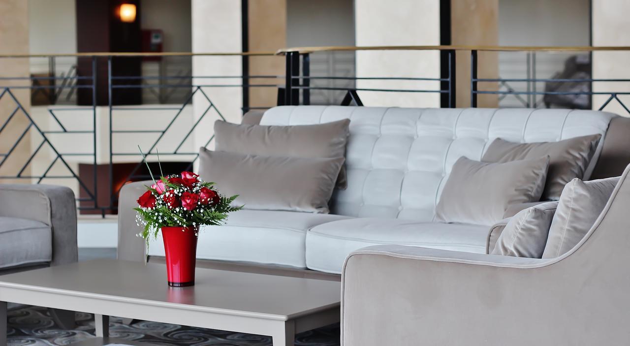 Grand Mogador City Center Casablanca Exterior foto A sofa