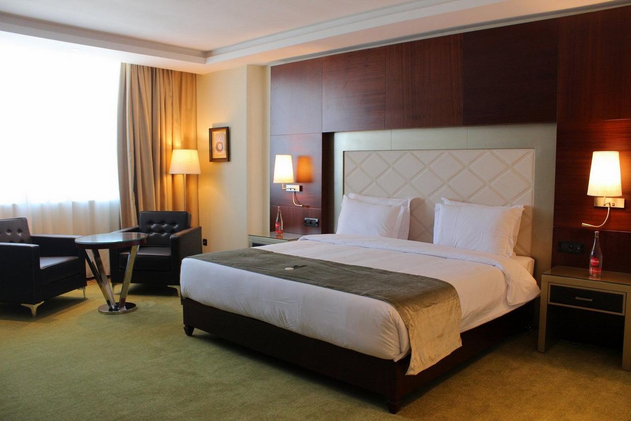 Grand Mogador City Center Casablanca Exterior foto A room at the hotel